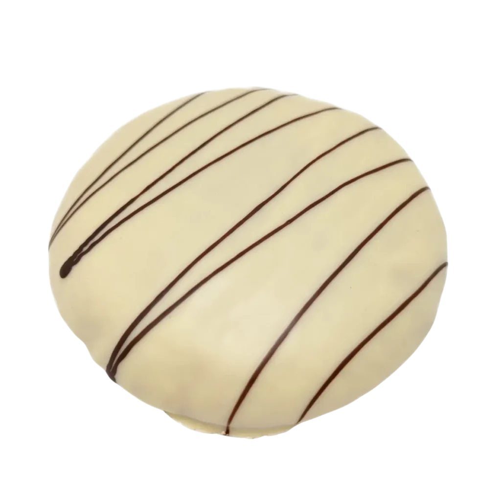 Ein runder, mit weißer Glasur überzogener Lebkuchen, der mit dünnen, diagonalen Streifen aus dunkler Schokolade verziert ist - hergestellt in der Bäckerei Wiesender in Pfaffenhofen, Freising oder Moosburg.