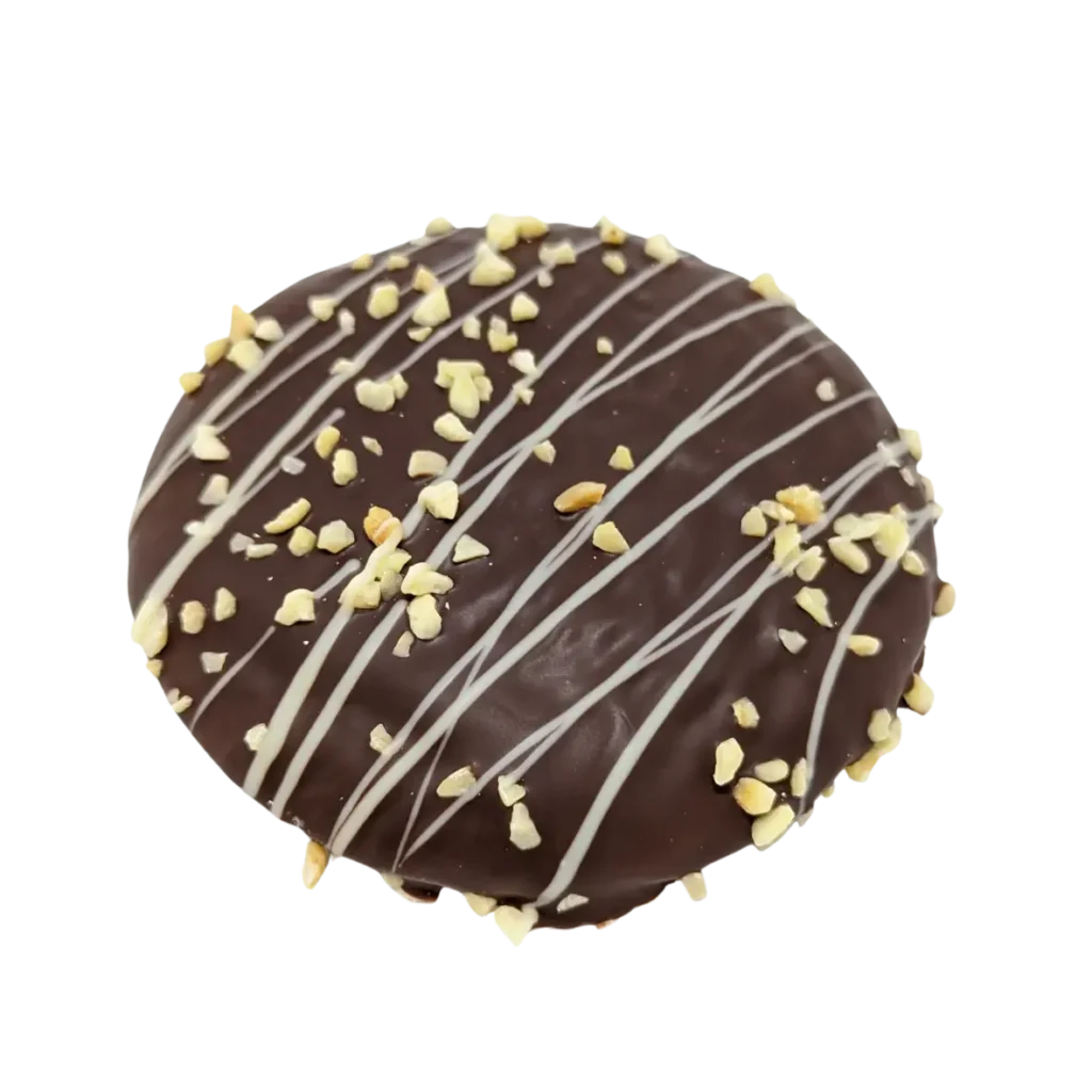 Ein runder, mit Schokolade überzogener Lebkuchen der Bäckerei Wiesender, der mit weißer Schokolade beträufelt und mit gehackten Nüssen bestreut ist, vor einem weißen Hintergrund.