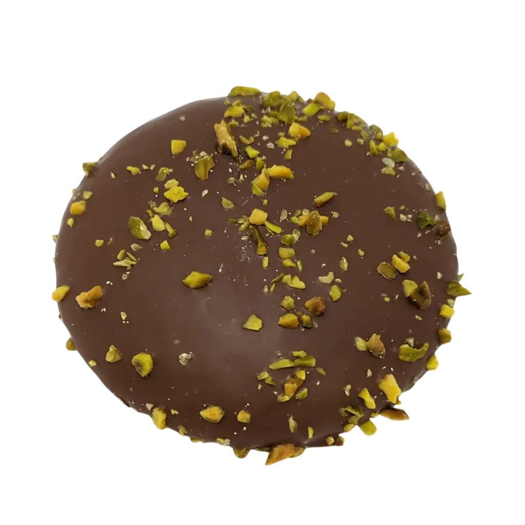 Ein runder Schokolebkuchen aus der Bäckerei Wiesender, Standorte in Pfaffenhofen, Freising und Moosburg, bestreut mit kleinen, gehackten Pistazienstückchen - ein herrlicher Geschmack von Freising oder Moosburg in jedem Bissen.