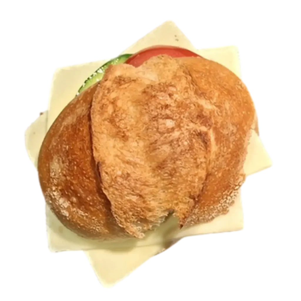 Ein Sandwich mit knusprigem Brot aus der Bäckerei Wiesender, Salat und einer sichtbaren Tomatenscheibe, auf einer weißen Serviette platziert.