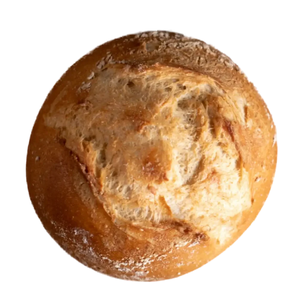 Ein runder Laib Krustenbrot mit goldbrauner, strukturierter Oberfläche und gespaltener Oberseite, gebacken von der Naturbackstube in Moosburg und Freising, isoliert auf weißem Hintergrund.