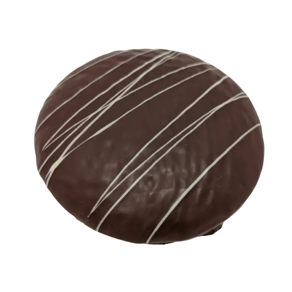 Ein runder, mit Schokolade überzogener Lebkuchen mit dünnen, diagonalen weißen Zuckergusslinien auf der Oberseite, aus der Bäckerei Wiesender.