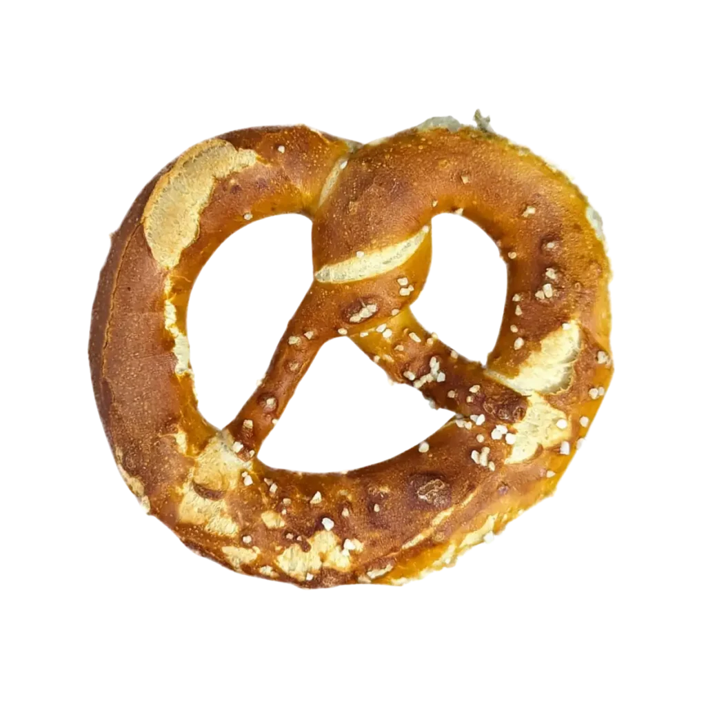 Eine goldbraune, mit grobem Salz bestreute weiche Brezel, frisch gebacken in der Naturbackstube in Freising, isoliert auf weißem Hintergrund.