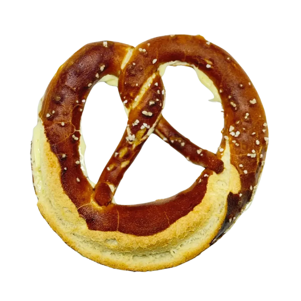 Eine braune, gesalzene, weiche Brezel der Bäckerei Wiesender mit glänzender Kruste und einem helleren, zähen Innenteil ist auf weißem Hintergrund abgebildet. Diese in Pfaffenhofen und Moosburg beliebte Leckerei ist ein Beispiel für authentische bayerische Backkunst.