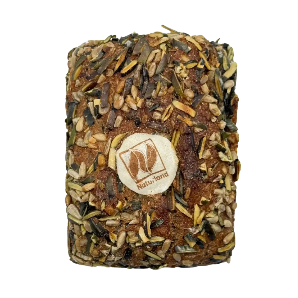 Ein rechteckiger Brotlaib der Naturbackstube, belegt mit verschiedenen Samen und Körnern, mit einem kleinen runden essbaren Naturland Logo in der Mitte. Das Brot ist isoliert auf einem weißen Hintergrund, der die Moosburger Handwerkskunst repräsentiert.
