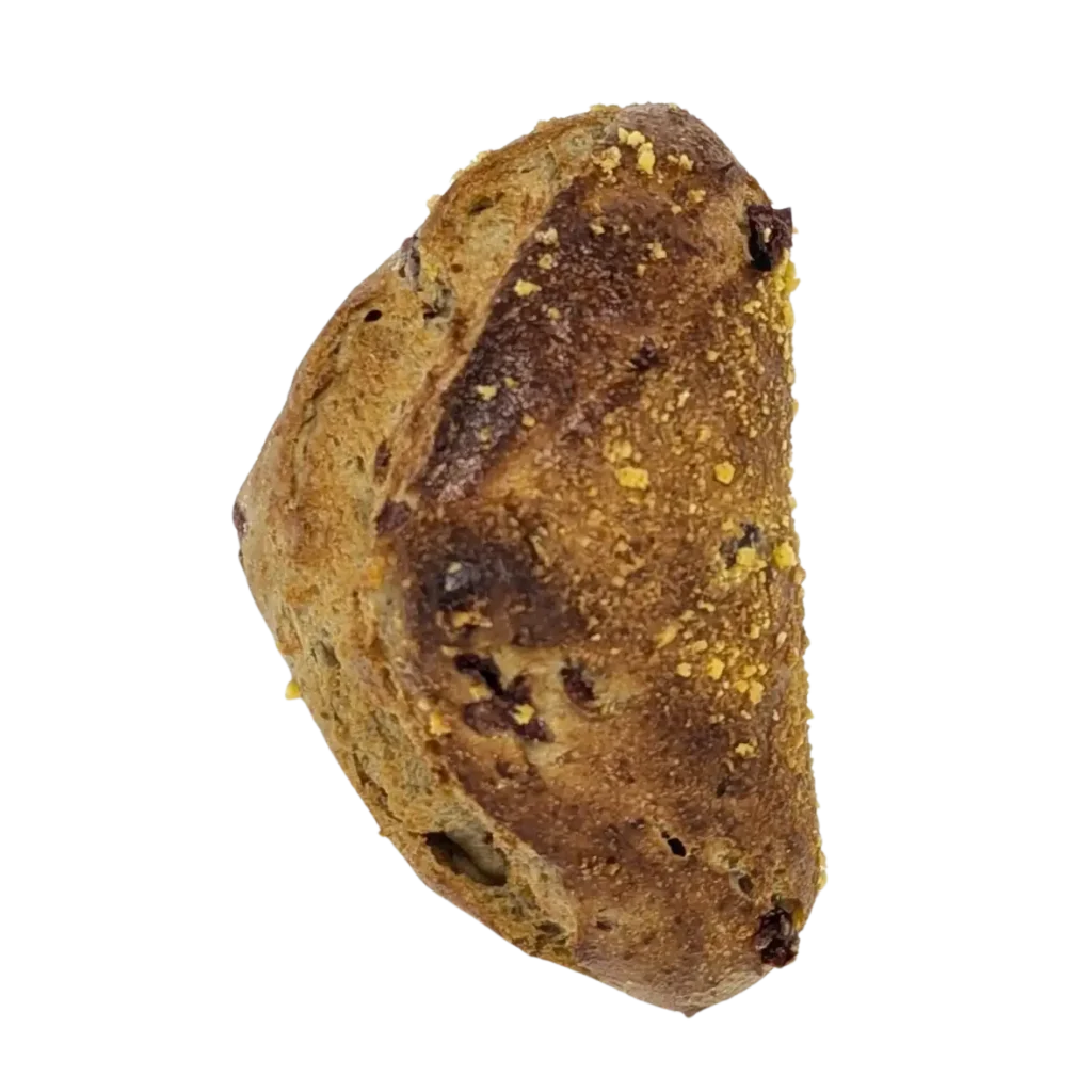 Ein einzelnes Stück rustikales Schwarzbrot aus der Naturbackstube der Bäckerei Wiesender in Freising mit goldener Kruste und sichtbaren Samen oder Körnern, isoliert auf weißem Hintergrund.