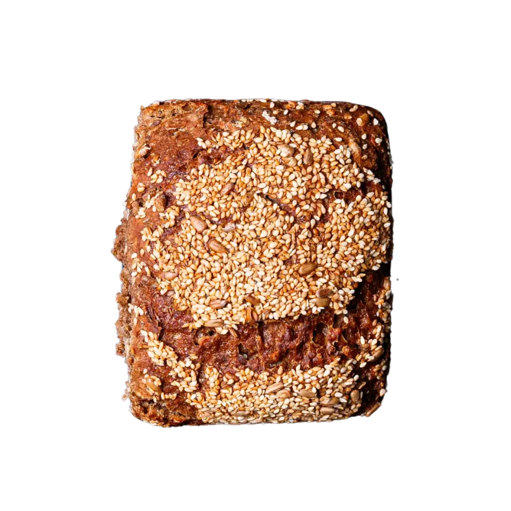 Ein Laib Vollkornbrot von der Naturbackstube, belegt mit Sesam, von oben auf weißem Hintergrund.
