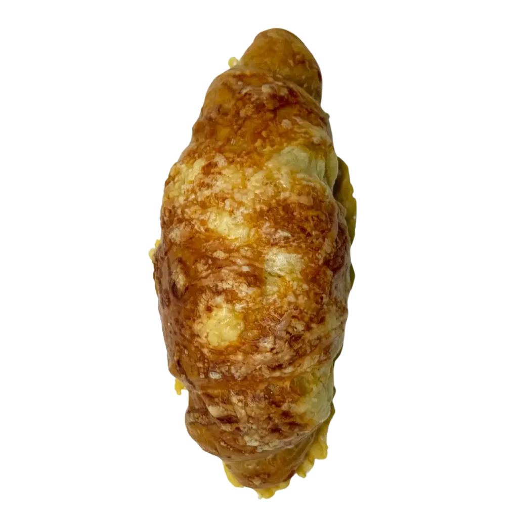 Ein goldbraunes, flockiges Käsekipferl der Bäckerei Wiesender ist von oben gesehen auf weißem Hintergrund zu sehen. Das Gebäck hat eine knusprige, strukturierte Oberfläche mit geschmolzenem Käse auf der Oberseite, was seine Qualität in Moosburg oder Pfaffenhofen unterstreicht.