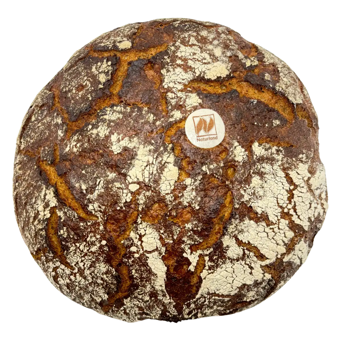Rundes, rustikales, dunkelbraunes Brot mit rissiger, mehlbestäubter Kruste und einem kleinen, runden Naturland Etikett auf der Oberseite - mit Sorgfalt in der Naturbackstube in Freising hergestellt.