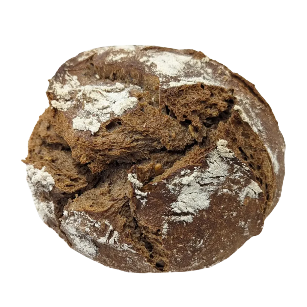 Ein runder Laib dunkles, rustikales Brot aus der Naturbackstube Wiesender in Moosburg, mit einer knusprigen, mit Weißmehl bestäubten Oberfläche, die tiefe Risse und eine dichte Textur aufweist.