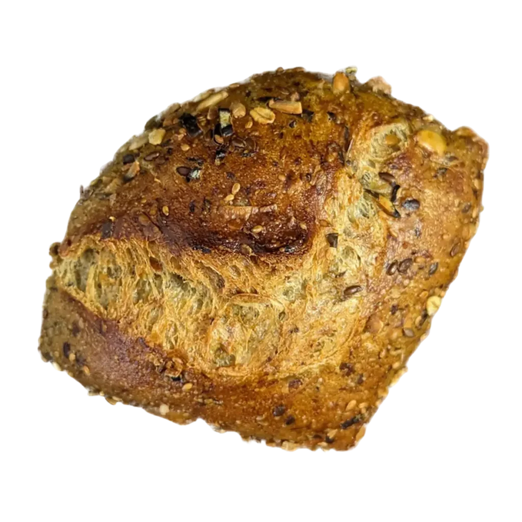 Ein rustikales, goldbraunes Vollkornbrötchen der Bäckerei Wiesender in Freising, belegt mit verschiedenen Körnern wie Sonnenblumen und Sesam, steht vor einem weißen Hintergrund.