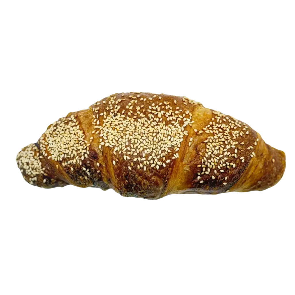 Ein goldbraunes Croissant aus der Naturbackstube, bestreut mit Sesam und isoliert auf weißem Hintergrund - eine Kostprobe der Pfaffenhofener Handwerkskunst.