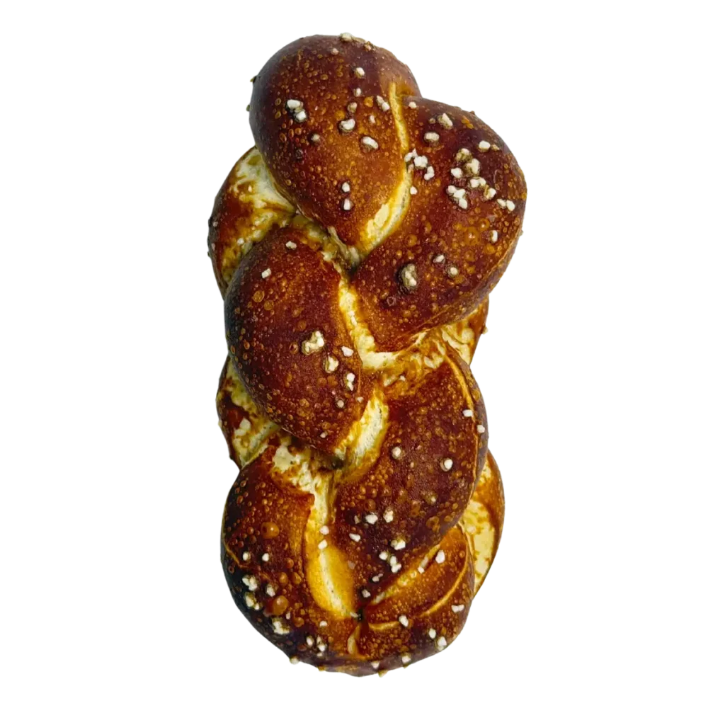 Ein goldbrauner geflochtener Brotlaib aus der Naturbackstube in Moosburg, der mit grobem Salz bestreut ist und eine glänzende, strukturierte Kruste aufweist, die an eine Brezel erinnert. Das Brot liegt isoliert auf einem weißen Hintergrund.