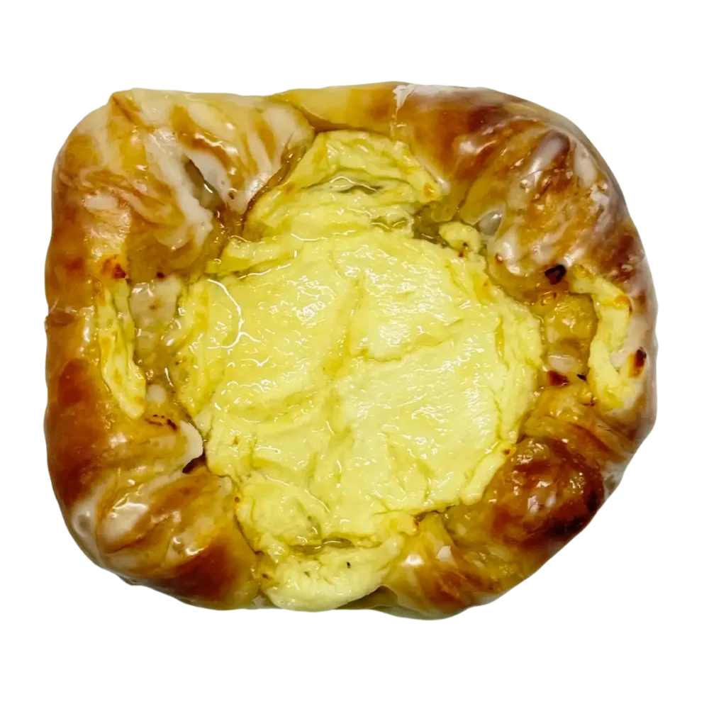 Ein quadratisches Käseplundergebäck der Bäckerei Wiesender mit goldbrauner, glasierter Kruste und cremig gelber Käsefüllung, das in Pfaffenhofen und Freising sehr beliebt ist.