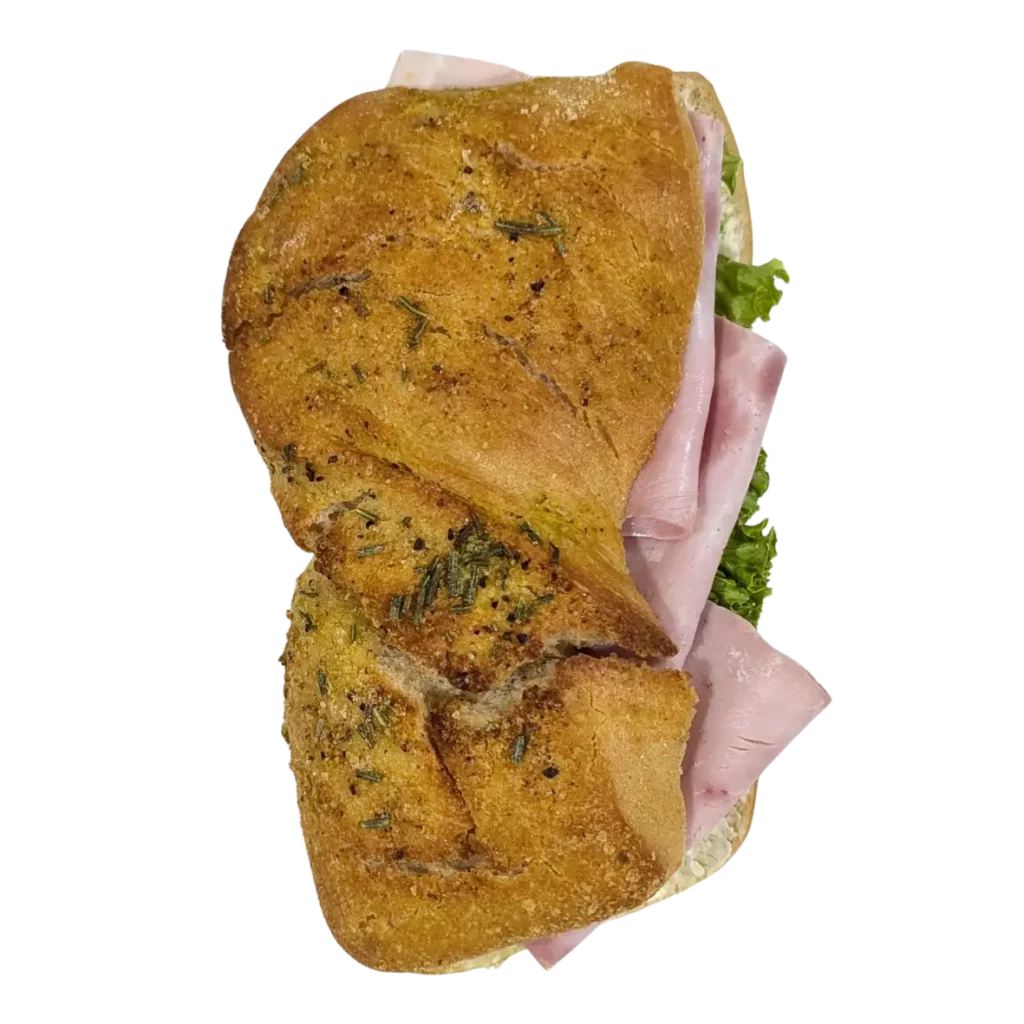 Ein Sandwich der Bäckerei Wiesender mit einem knusprigen, gewürzten Brötchen, Schinkenscheiben, grünem Salat und einem Aufstrich, von oben gesehen auf weißem Hintergrund. Genießen Sie mit jedem Bissen einen Hauch von Pfaffenhofen oder Moosburg.