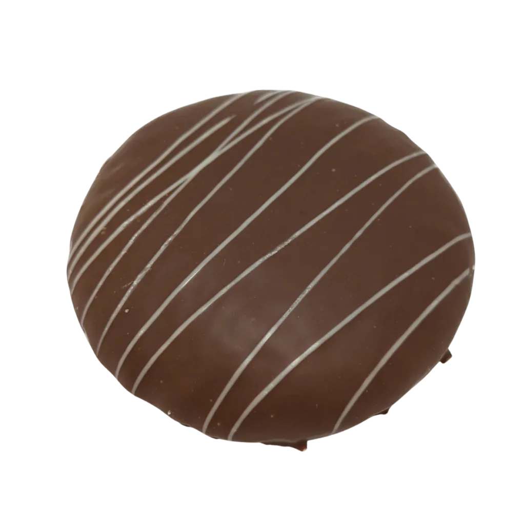 Ein runder Lebkuchen mit Schokoladenüberzug aus der Naturbackstube Wiesender, mit dünnen weißen Zuckergussstreifen diagonal über die Oberseite, steht auf weißem Grund.