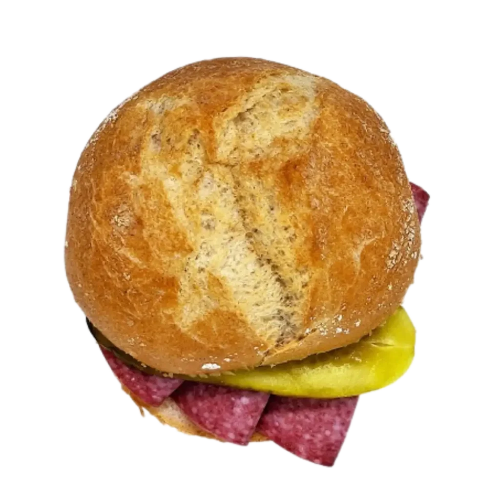 Ein rundes Naturbackstubenbrötchen, gefüllt mit Salamischeiben und einer Essiggurkenspitze, von oben gesehen auf weißem Hintergrund.