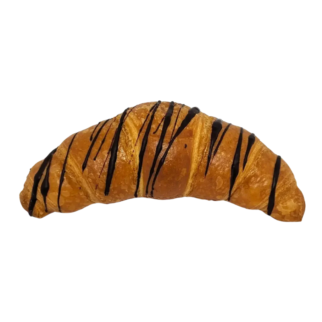 Ein goldbraunes Croissant der Bäckerei Wiesender in Freising, belegt mit dünnen, diagonalen Spritzern dunkler Schokolade, isoliert auf weißem Hintergrund.