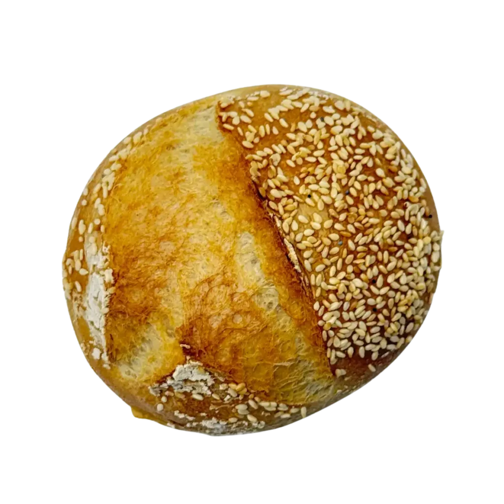 Eine runde goldbraune Semmel, teilweise mit weißem Sesam bestreut, mit knuspriger Kruste und sichtbarem Riss an der Oberseite.