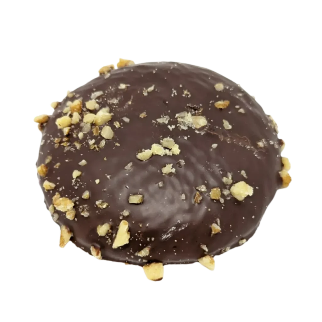 Ein runder Lebkuchen der Bäckerei Wiesender in Pfaffenhofen, umhüllt von glänzender Schokolade und bestreut mit gehackten Nüssen auf der Oberseite, dargestellt vor einem weißen Hintergrund.
