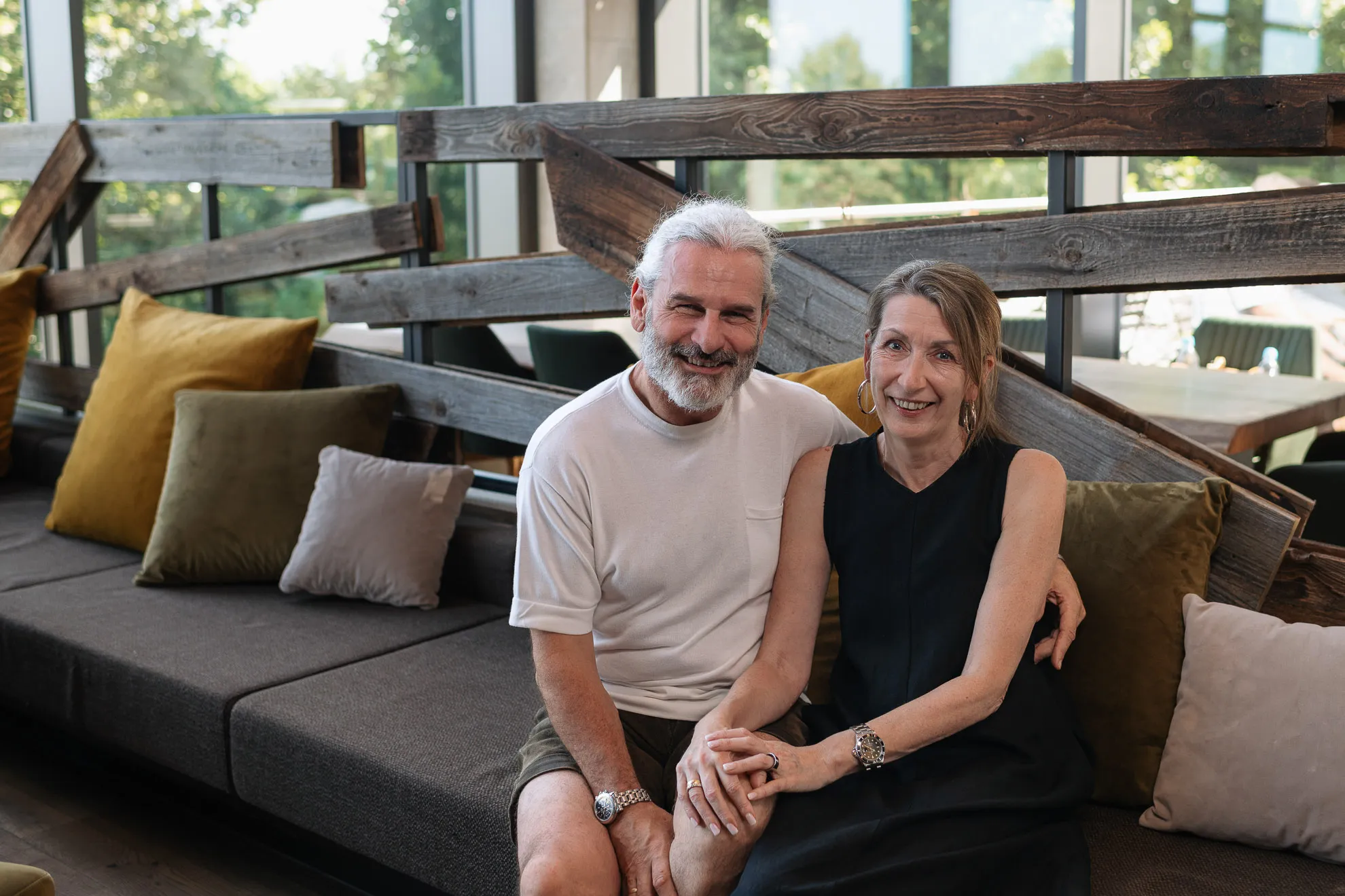 Karl und Doris Wiesender, Geschäftsführer der Bäckerei Wiesender, auf einer Couch in ihrem Cafe in Pfaffenhofen