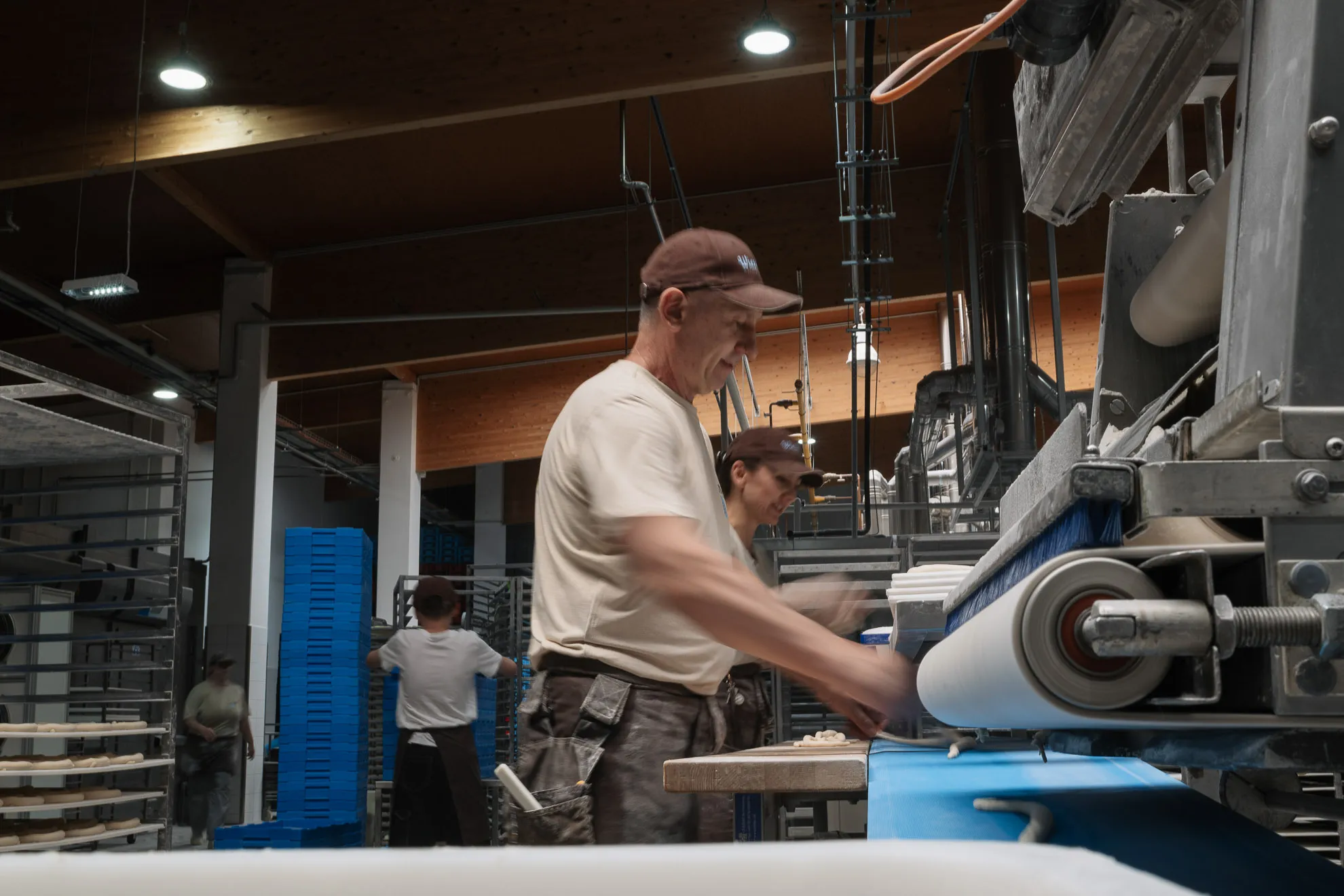 Zwei Mitarbeiterinnen der Bäckerei Wiesender in der Backstube