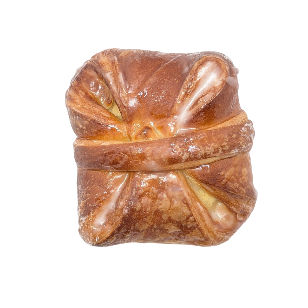 Ein quadratisches Käseplundergebäck der Bäckerei Wiesender mit goldbrauner, glasierter Kruste und cremig gelber Käsefüllung, das in Pfaffenhofen und Freising sehr beliebt ist.