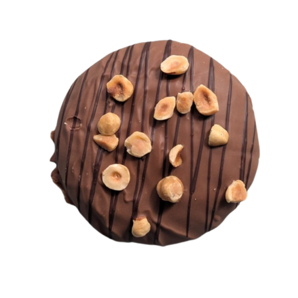 Ein runder, mit Vollmilchschokolade überzogener Lebkuchen der Naturbackstube Wiesender, der mit dunkler Schokolade filiert ist, und mit Haselnüssen bestreut ist, vor einem weißen Hintergrund.