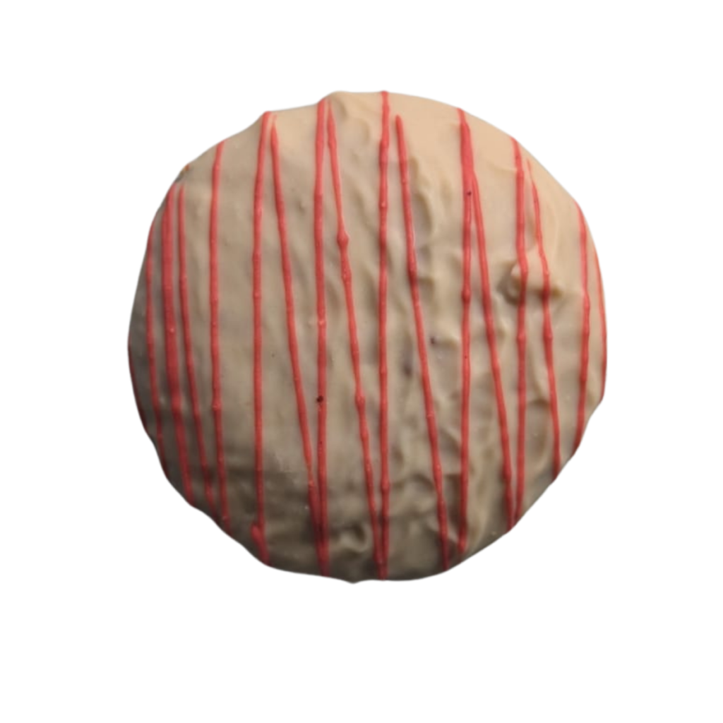 Ein runder, mit weißer Schokolade überzogener Lebkuchen der Naturbackstube Wiesender, der mit rot gefärbter Schokolade filiert ist, vor einem weißen Hintergrund.