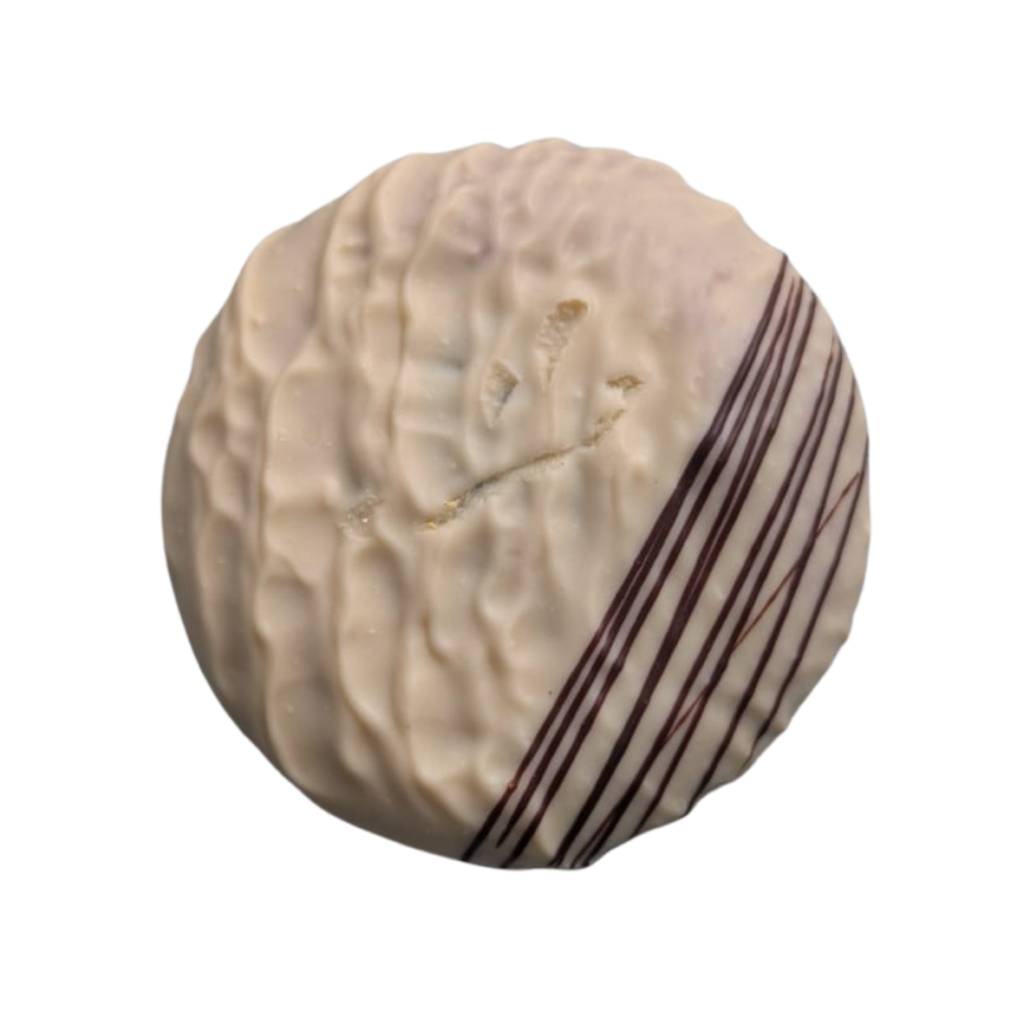 Ein runder, mit weißer Schokolade überzogener Lebkuchen der Naturbackstube Wiesender, der mit dunkler Schokolade filiert ist, vor einem weißen Hintergrund.
